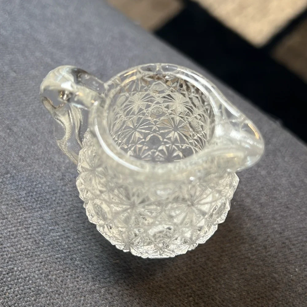 Vintage daisy and button pattern clear pressed glass mini creamer pitcher - Picture 2 of 6